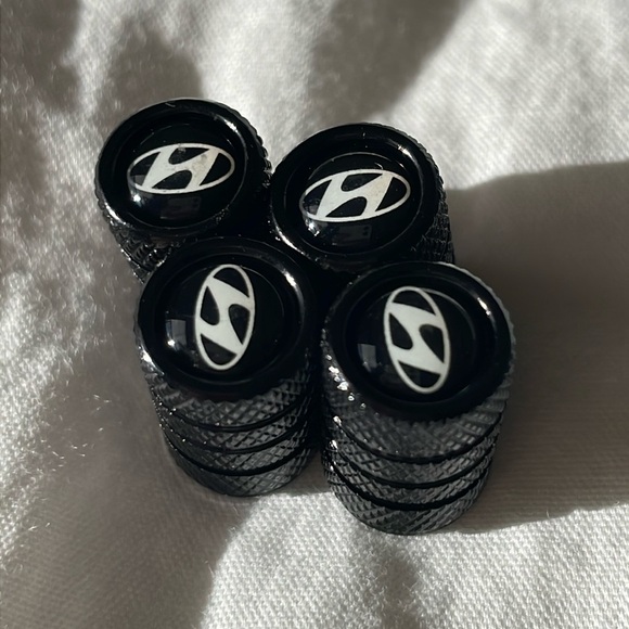 Four new‎ Hyundai Themed Tire Caps - Picture 1 of 5
